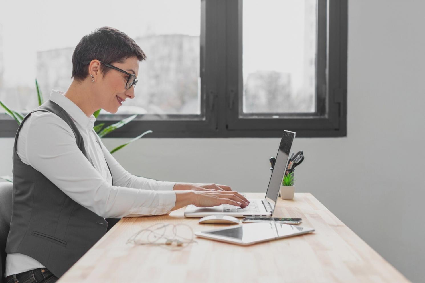 Persona organizando documentos financieros en escritorio